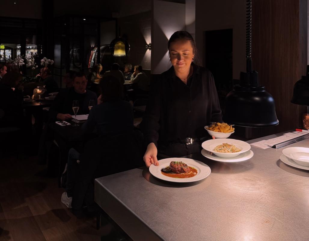 Vrouwelijke bediening bij Bistro Luux