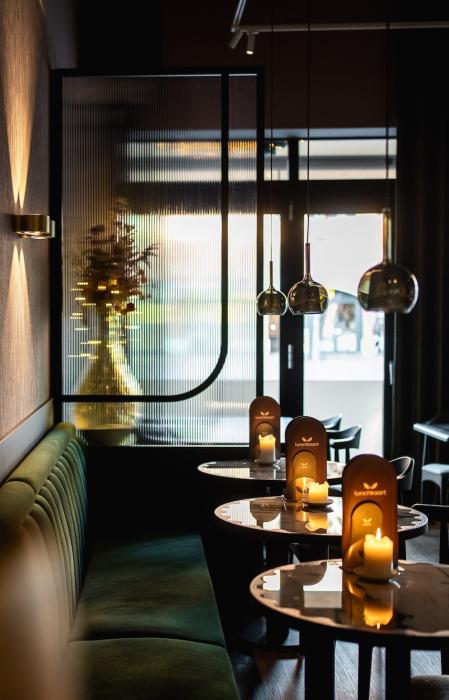 Sfeervol eten op de groene bank