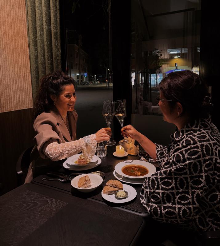 Proosten tijdens diner in Frans restaurant