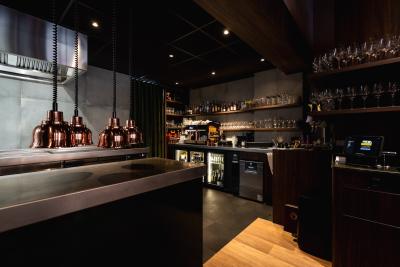 Zicht op open keuken bij Bistro Luux