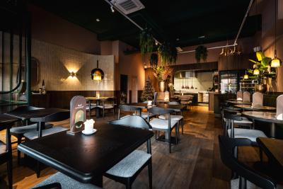 Sfeer vanuit raam bij Bistro Luux