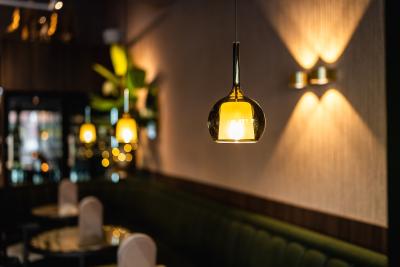 Weerkaatsing licht in Bistro Luux