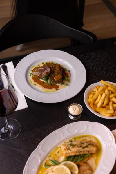 Diner gerechten op tafel