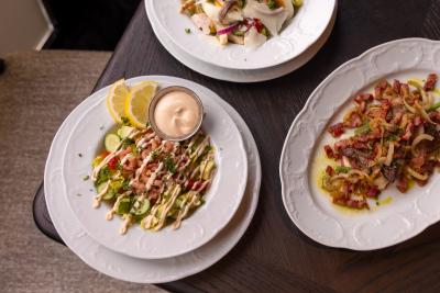 Diverse gerechten op tafel