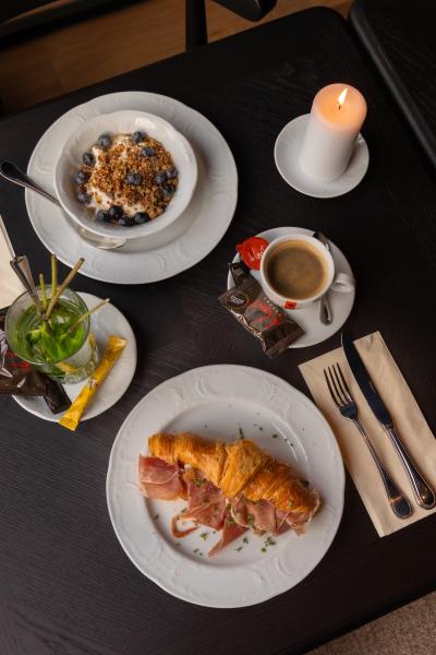 Ontbijt gerechten op tafel